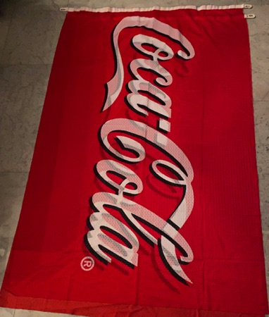 8844-1 € 10,00 coca cola vlag rood wit gaatjes doek 140x100.jpeg